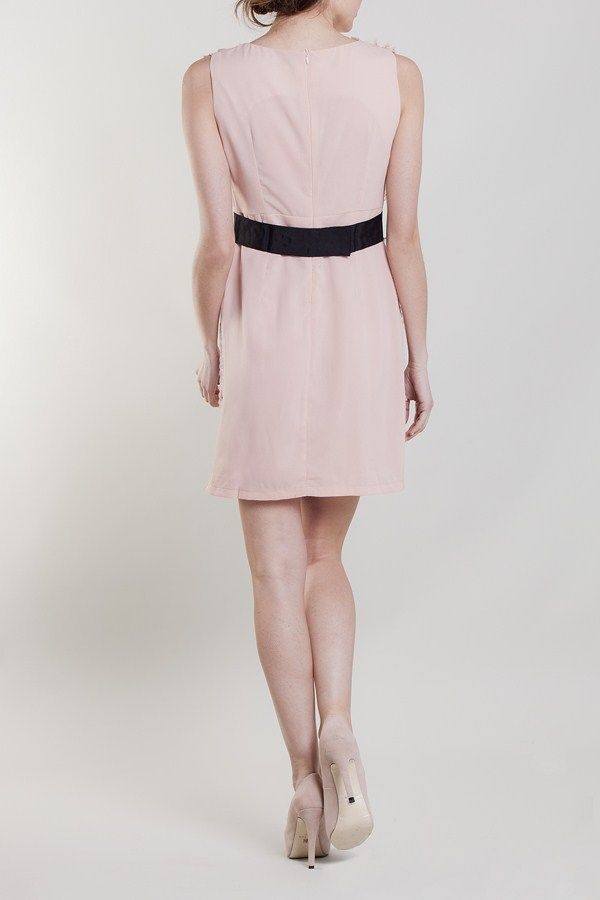 Vestido Rosa Cinturon pluma modelo espalda